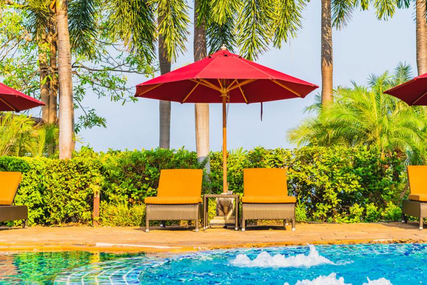 Parasoles y sillones para piscinas de hoteles