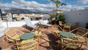 Veranera Hostel terraza exterior mesas y sillones