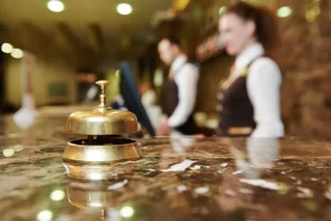 Muebles a medida para recepcion de hotel